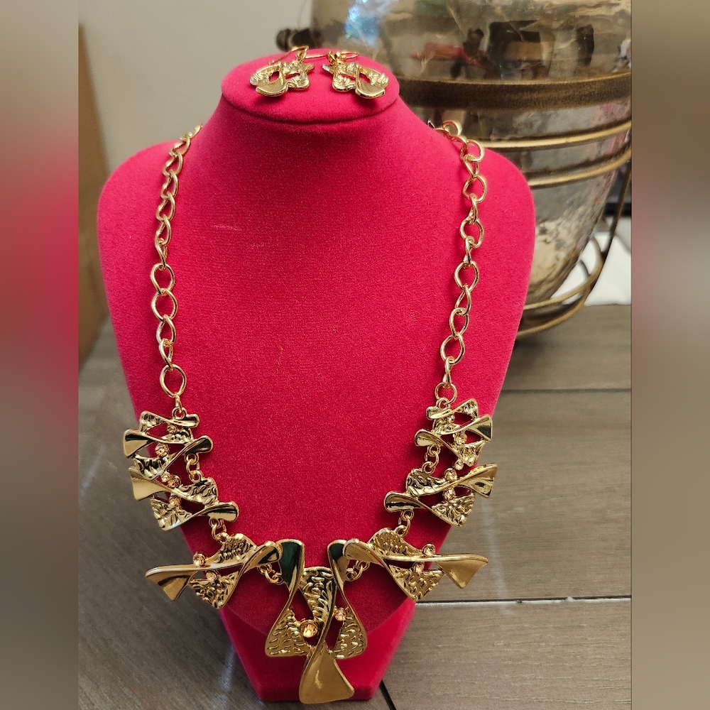 Gold Bow Necklace